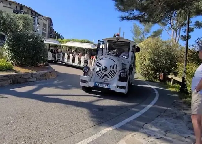 T2 Climatise Wifi Piscines Parking