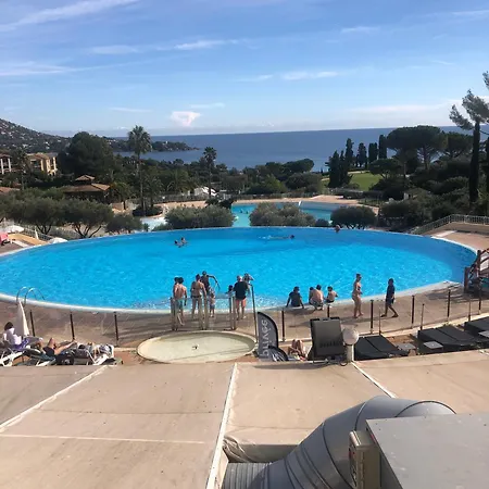 T2 Climatisé Wifi Piscines Parking *